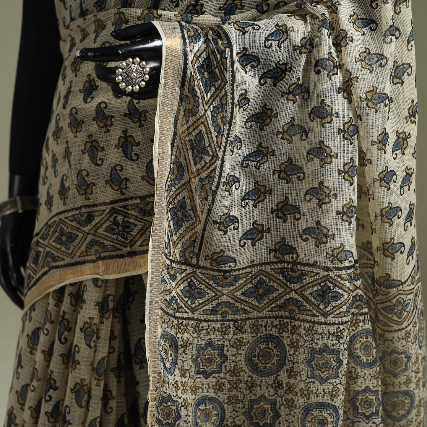White & Black Azrak Print Mul Cotton Saree With Unstitched Blouse Piece